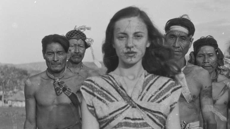 Berta Ribeiro com os Kadiwéus nos anos 1940; ela e Darcy viveram com os indígenas e estudaram seus costumes