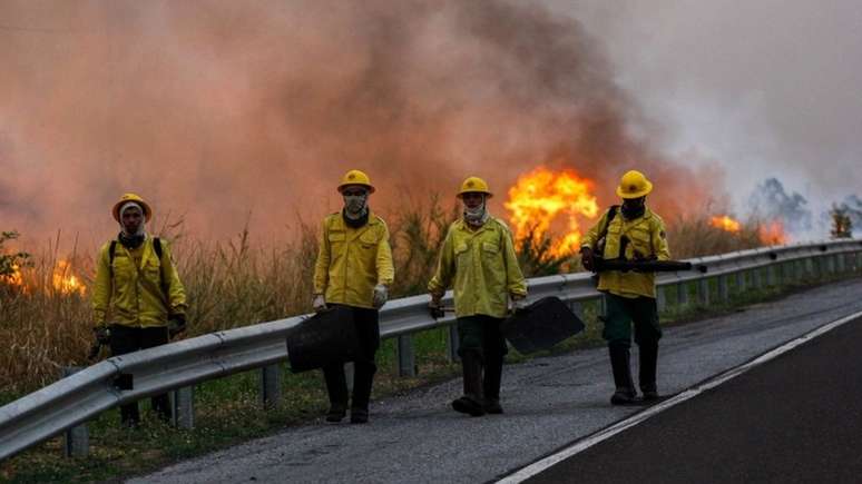 Bombeiros no Pantanal, em 30 de outubro; Terra Indígena Kadiwéu tem sido duramente atingida pelo fogo: é a reserva com maior número de focos de incêndio identificados pelo programa Queimadas