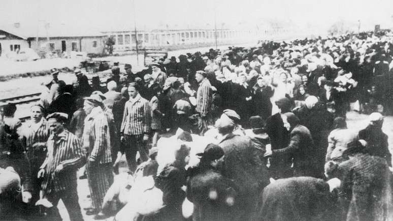 Foto tirada pelos nazistas mostra uma leva de prisioneiros levados ao campo de concentração de Auschwitz