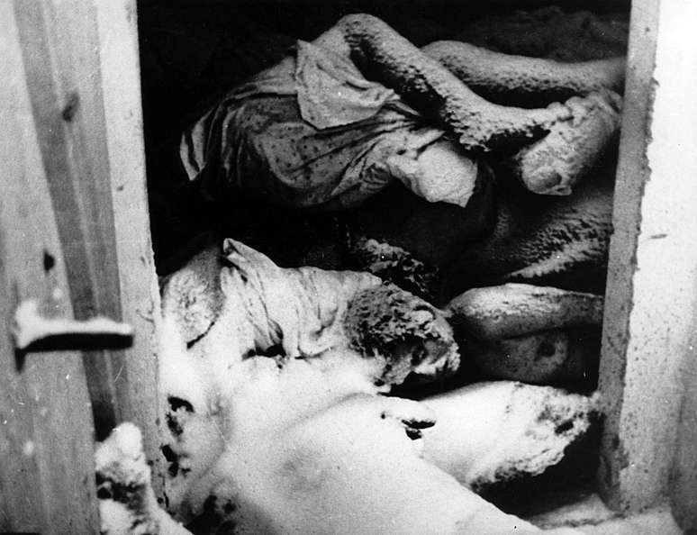 Prisioneiros mortos nas câmaras de gás de Auschwitz - fotografia de 1944