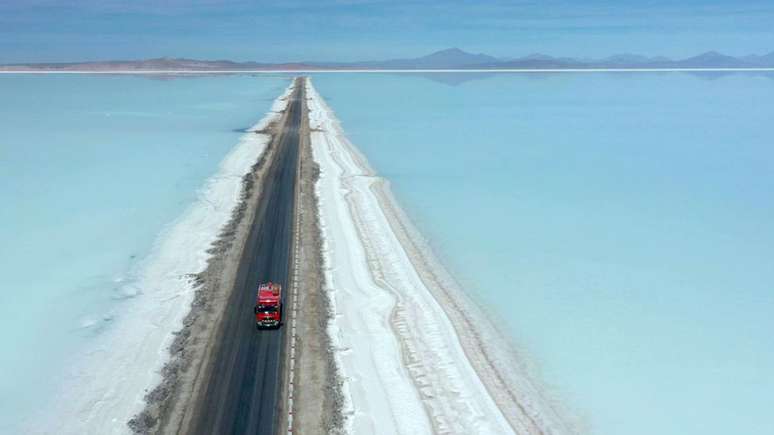 Na Bolívia, há acordos comerciais para exploxar o lítio, usado na baterias de carros e celulares