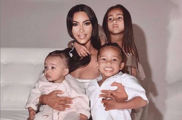 Kim Kardashian e os filhos.