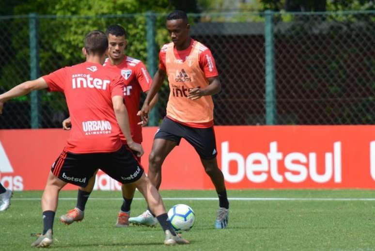 Treino deste sábado teve quase o grupo todo formado por garotos de Cotia (Foto: Reprodução/Twitter São Paulo)