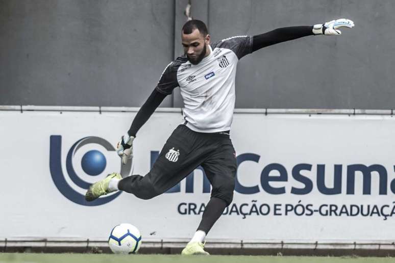 Everson voltou a treinar no gramado do CT Rei Pelé neste sábado (Ivan Storti/Santos)