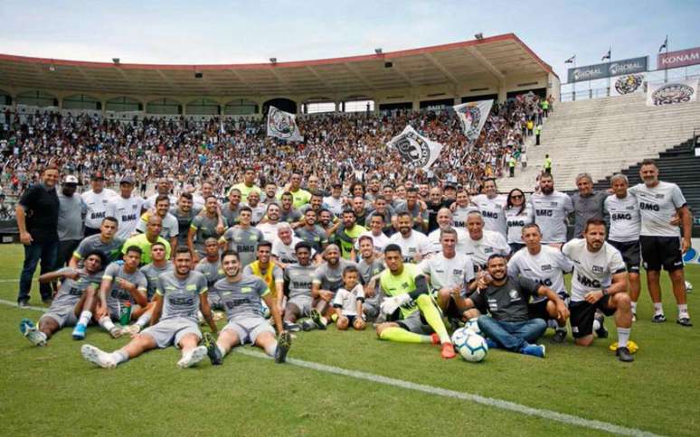 Jogadores e comissão juntos após o treino aberto em São Januário (Foto: Rafael Ribeiro / Vasco)