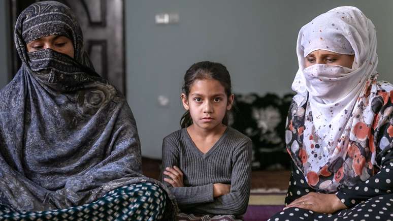 Nargis (&agrave; direita) com sua filha Sola (no centro) e cunhada Shakira (&agrave; esquerda)