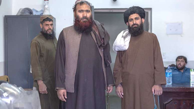 Mawlawi Fazel Bari (à direita) lidera várias rezas para outros prisioneiros