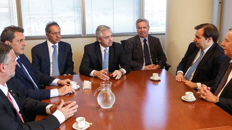 O presidente da Câmara, Rodrigo Maia, foi a primeira autoridade brasileira a visitar o presidente eleito da Argentina