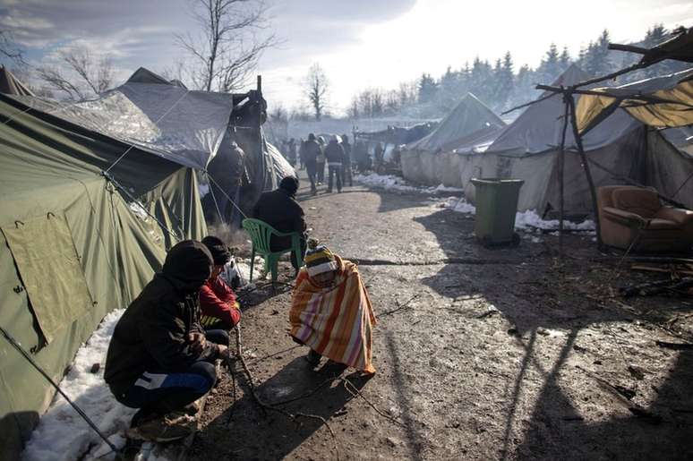 O inverno faz com que seja perigoso dormir em barracas, como fazem os migrantes no campo de Vucjak