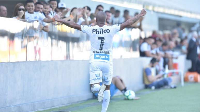 Sánchez comemora um de seus dois gols sobre o Flamengo, neste domingo (Foto: Divulgação/Santos)