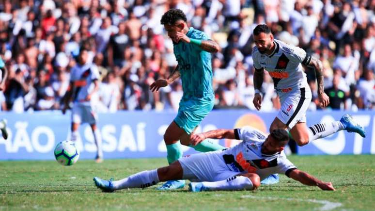 Henríquez chega de carrinho para desarmar Roberto durante o empate do Vasco com a Chape - Márcio Cunha/ACF