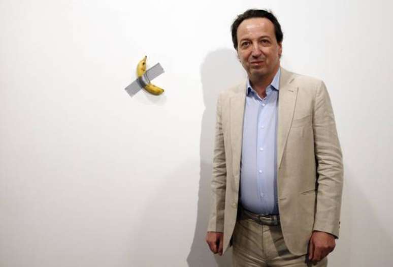 Artista come banana vendida como obra por US$120 mil em Miami