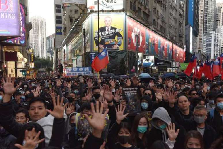 Multidão volta às ruas para protestar em Hong Kong