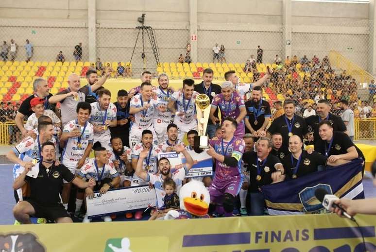 Corinthians atropela Sorocaba e é campeão paulista de futsal