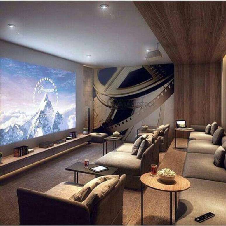 25. Os degraus no cinema em casa deixam a visualiza&ccedil;&atilde;o da tela mais livre. Fonte: Pinterest