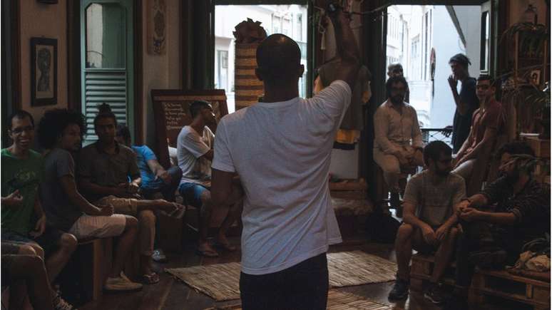 O professor carioca organiza rodas de conversa com homens comuns, de diversos perfis, para discutir masculinidades