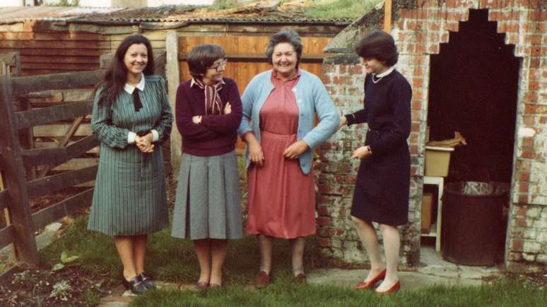 Norma e Mary (terceira da esquerda para a direita), com a m&atilde;e de Crispin Belcher e irm&atilde;, de p&eacute; em seu jardim na regi&atilde;o de Croydon, em Londres, nos anos 1980