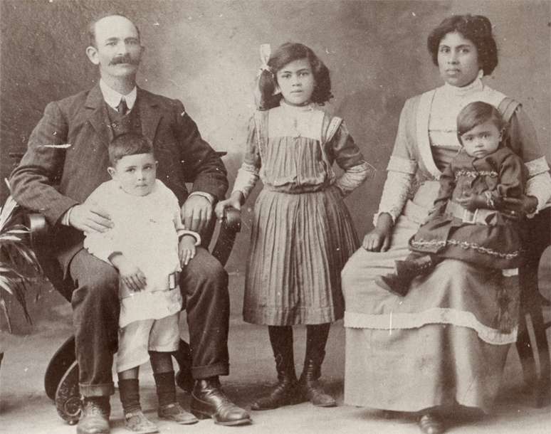 James Francis, com sua mulher Christina Leonora e três de seus filhos - talvez Nora, Percival e Mary (no colo de Christina)