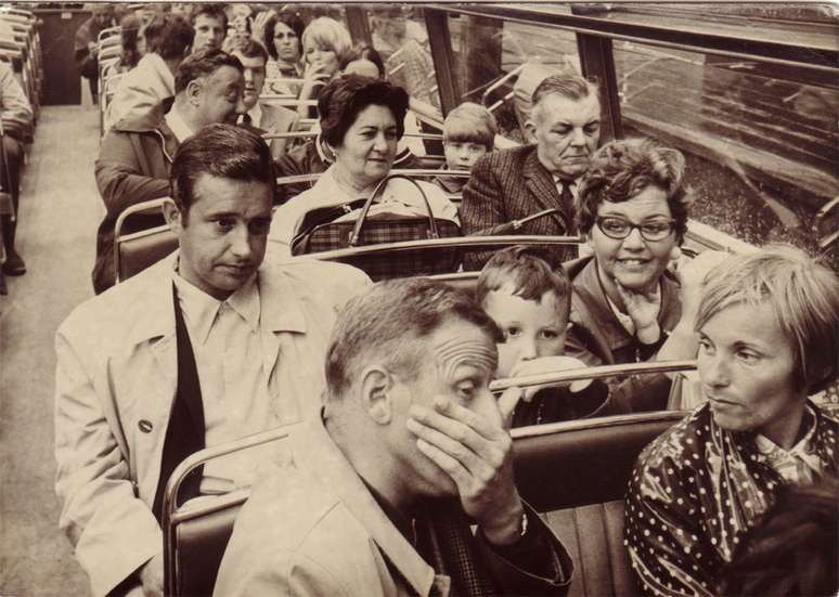 Mary e seu marido George em um ônibus de Londres (na terceira fileira)