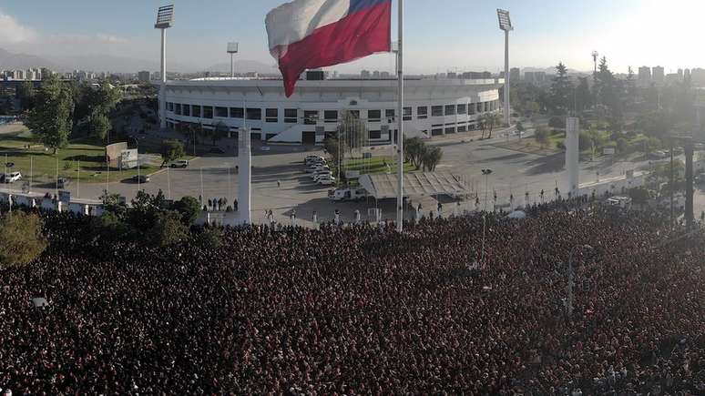 Cerca de 10 mil mulheres fizeram a coreografia em frente ao Estádio Nacional do Chile na semana passada