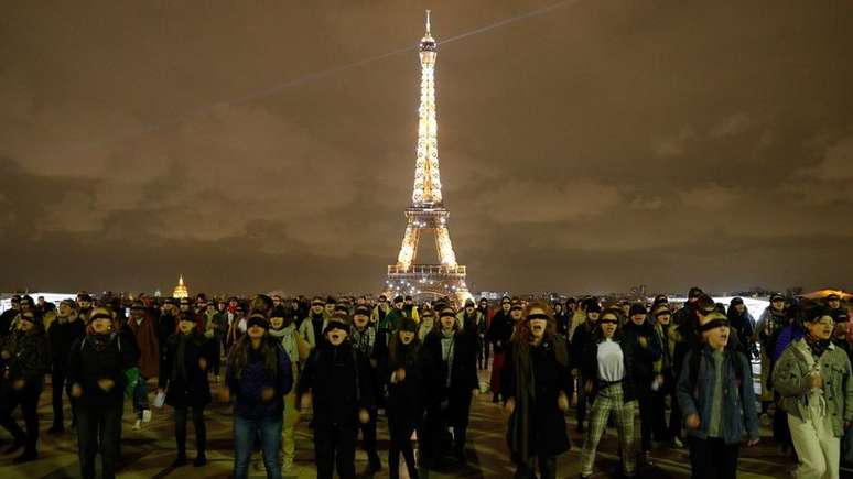 Em frente à Torre Eiffel, em Paris, dezenas de mulheres interpretaram 'Um Estuprador no Seu Caminho' em francês