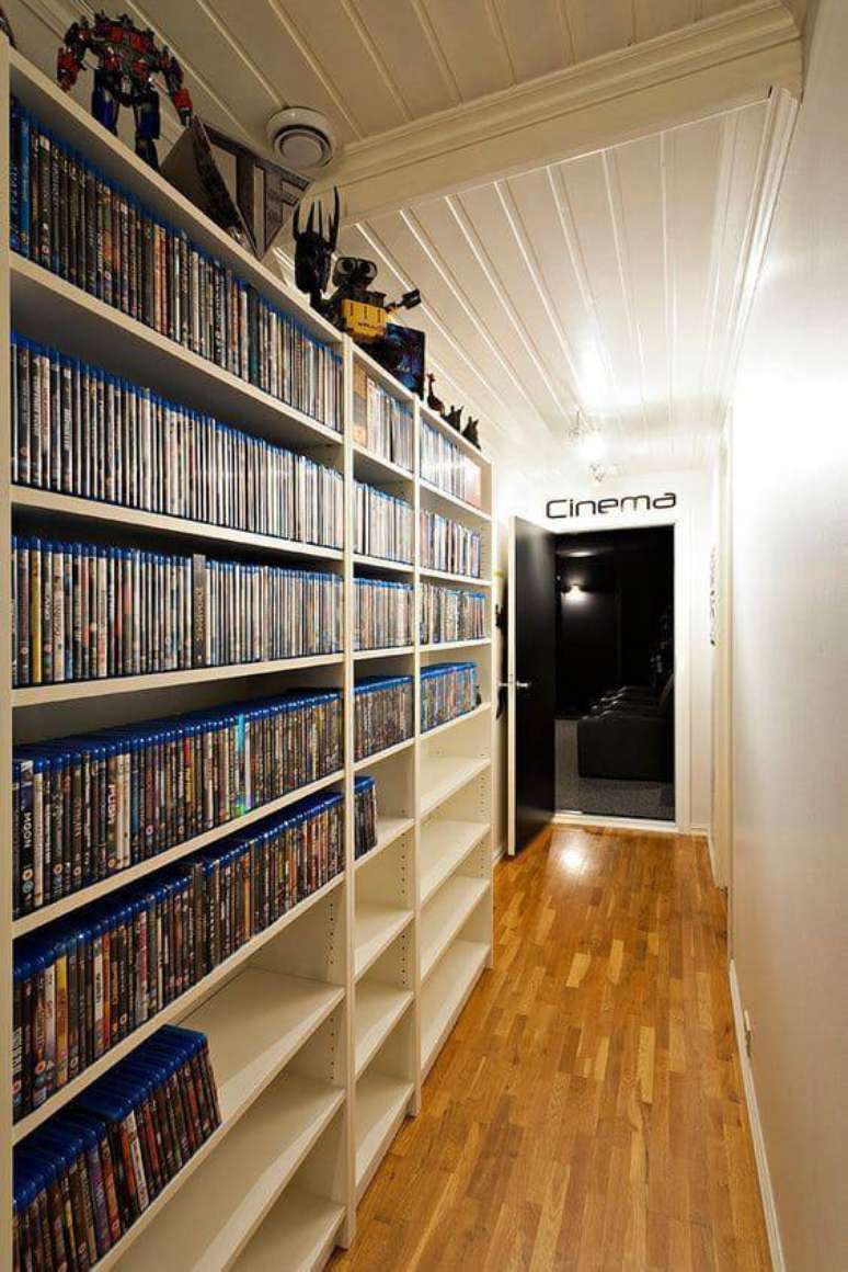 46. Prateleira de filmes encanta a decora&ccedil;&atilde;o da casa. Fonte: Pinterest