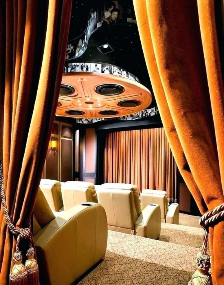 1. Cinema em casa com arquitetura impressionante. Fonte Pinterest