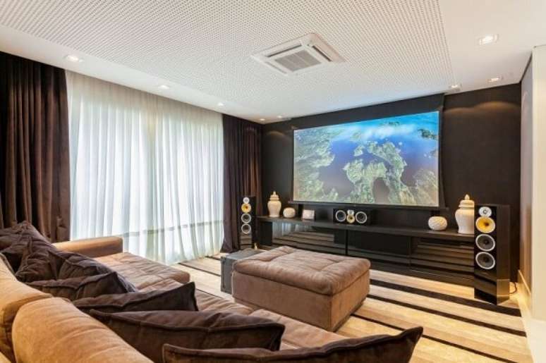 79. O home theaters melhora a qualidade do som. Fonte: Gazeta do Povo