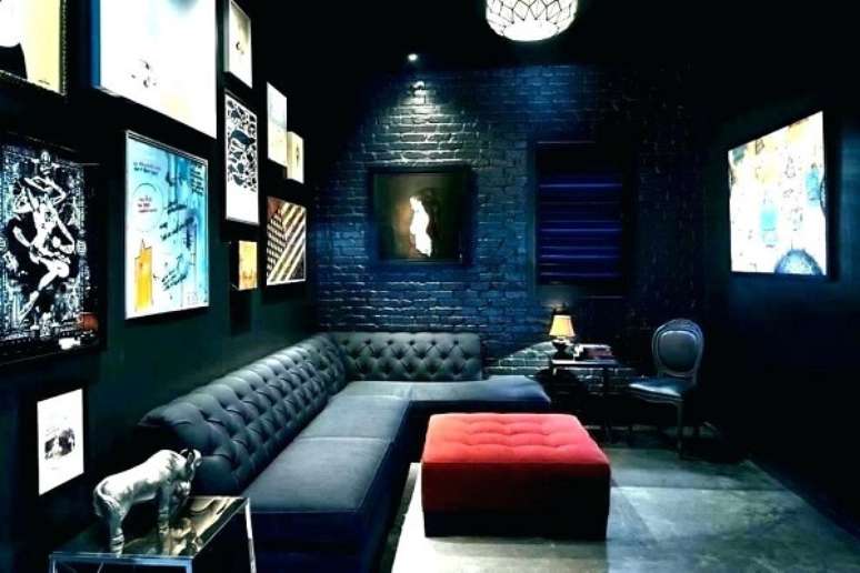 82. Cinema em casa com sof&aacute; de capiton&ecirc;. Fonte: Pzeus