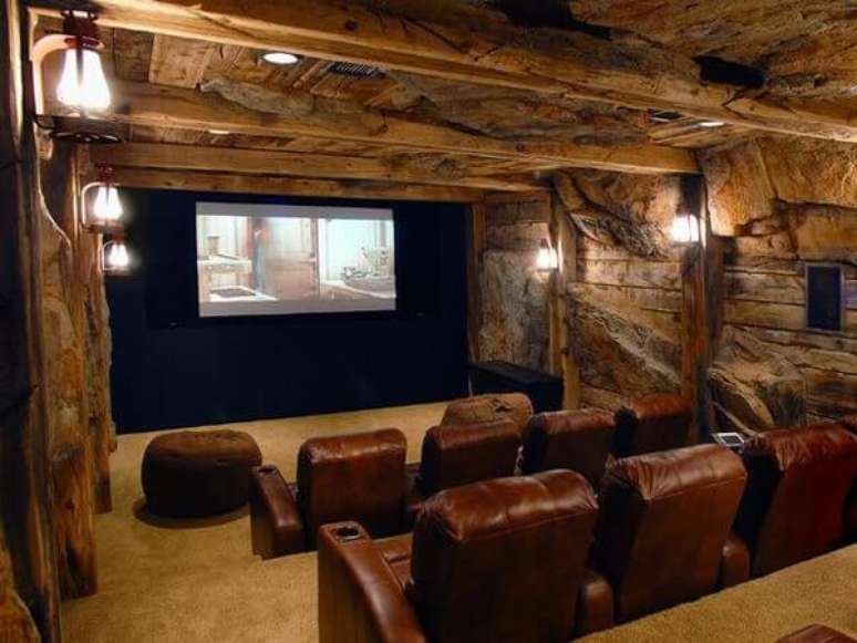81. Decora&ccedil;&atilde;o r&uacute;stica para a sala de cinema. Fonte: Pinterest