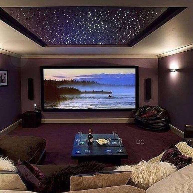 9. O céu estrelado dá um efeito incrível para a sala de cinema em casa. Fonte: Pinterest