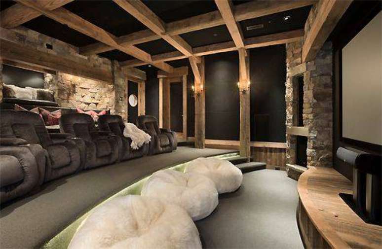 31. Cinema em casa com puffs e poltronas. Fonte: Pinterest