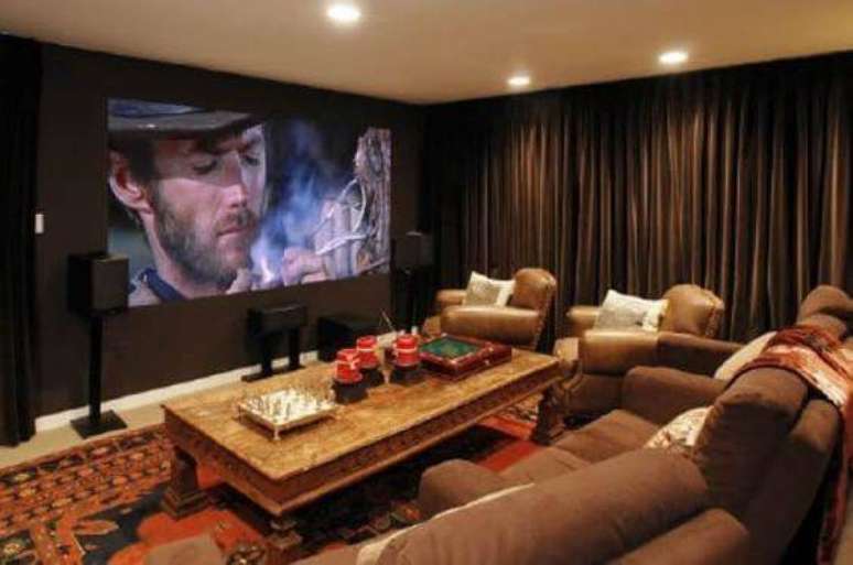 16. O cinema em casa com cores terrosas fica com apar&ecirc;ncia retr&ocirc;. Fonte: Pinterest