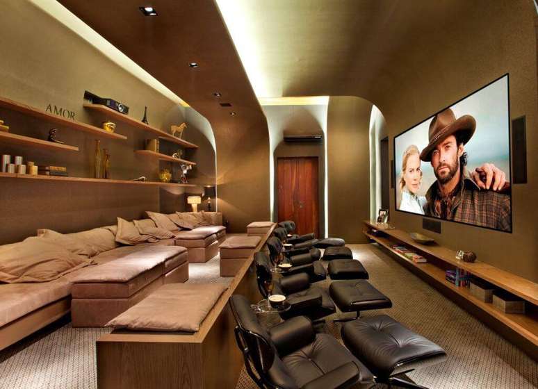38. O cinema em casa de Guardini Stancati é completo, com poltronas reclináveis, almofadas e sofá.