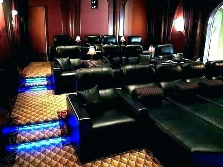 76. Poltronas em tom preto para sala de cinema. Fonte: Pinterest