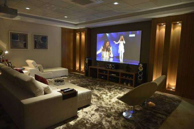 40. Invista em tapetes e poltronas para sala de cinema em casa com tapete e poltronas. Fonte: Pinterest