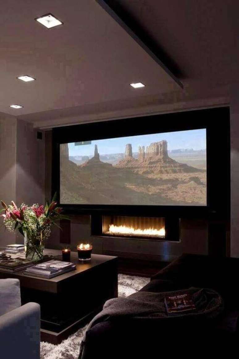 14. Cinema em casa com lareira embutida. Fonte: Pinterest