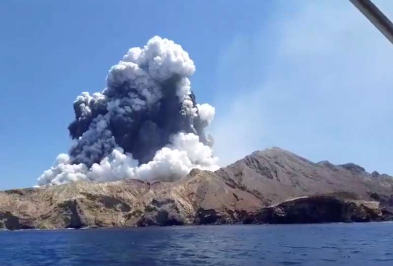 Fumaça de erupção vulcânica na Nova Zelândia
09/12/2019
INSTAGRAM @ALLESSANDROKAUFFMANN/via REUTERS
