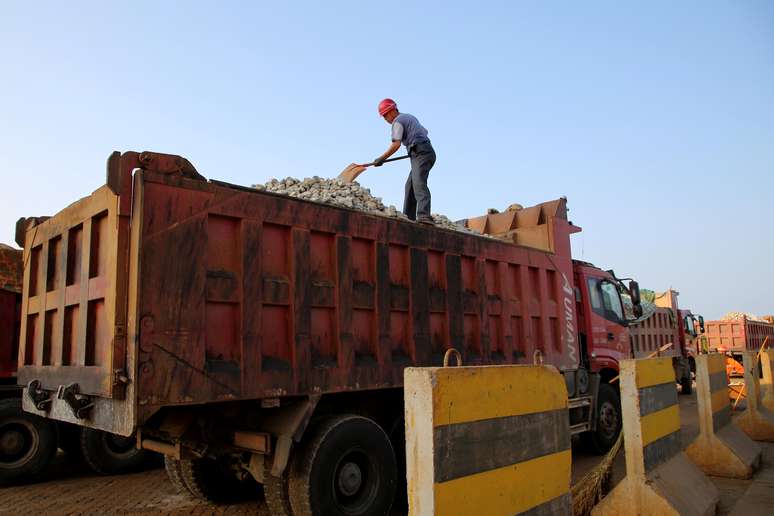 Homem trabalha no transporte de minério de ferro em porto de Ganyu, na China
12/06/2019
REUTERS/Stringer