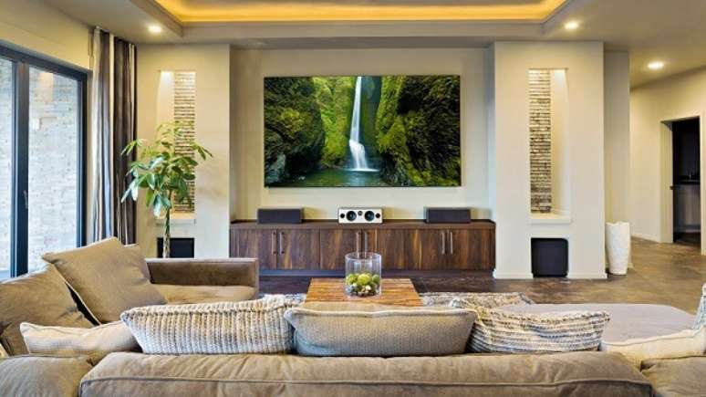 68. Cinema em casa com tela de proje&ccedil;&atilde;o. Fonte: Westwing