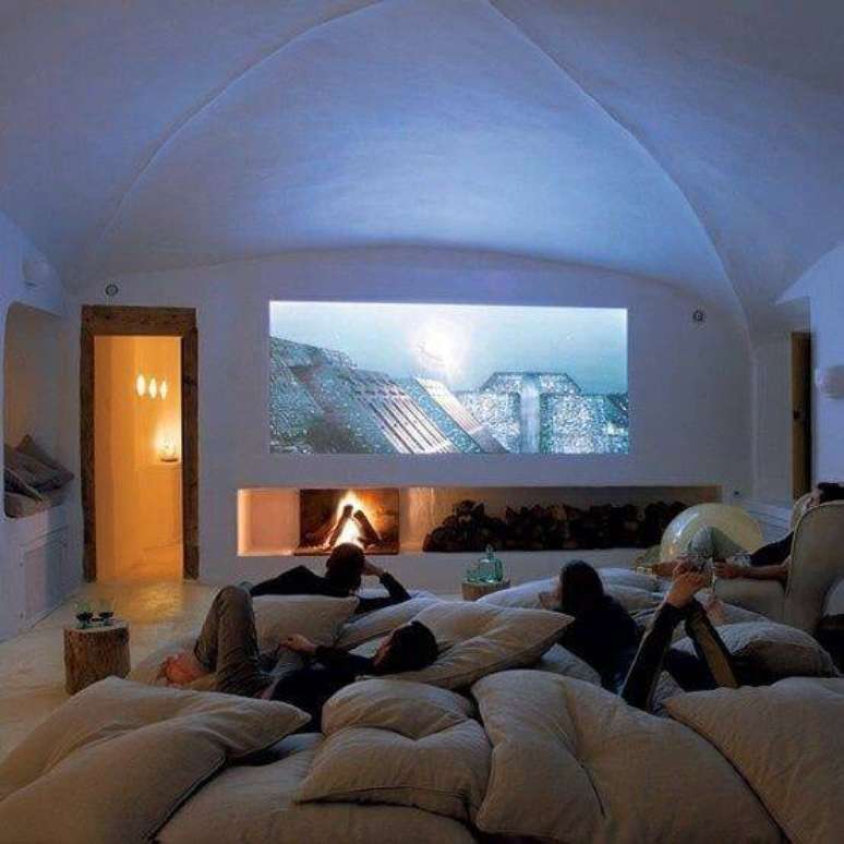 47. Cinema em casa sala com almofadas. Fonte: Pinterest