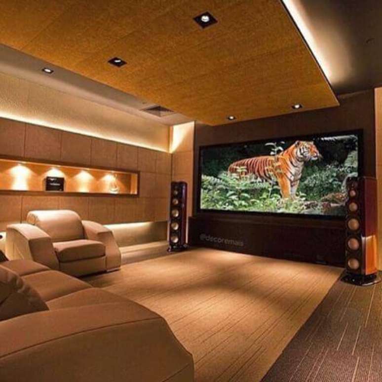 13. As poltronas confort&aacute;veis tamb&eacute;m fazem parte da composi&ccedil;&atilde;o da sala de cinema em casa. Fonte: Pinterest