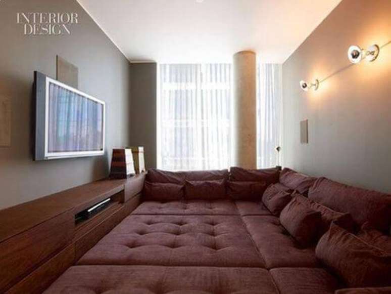 34. O sofá largo pode acomodar várias pessoas deitadas confortavelmente. Fonte: Pinterest