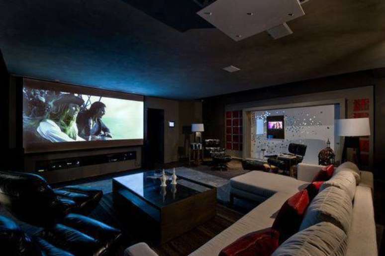 15. As poltronas e o sof&aacute; largo s&atilde;o capazes de acomodar diversos convidados. Fonte: Pinterest