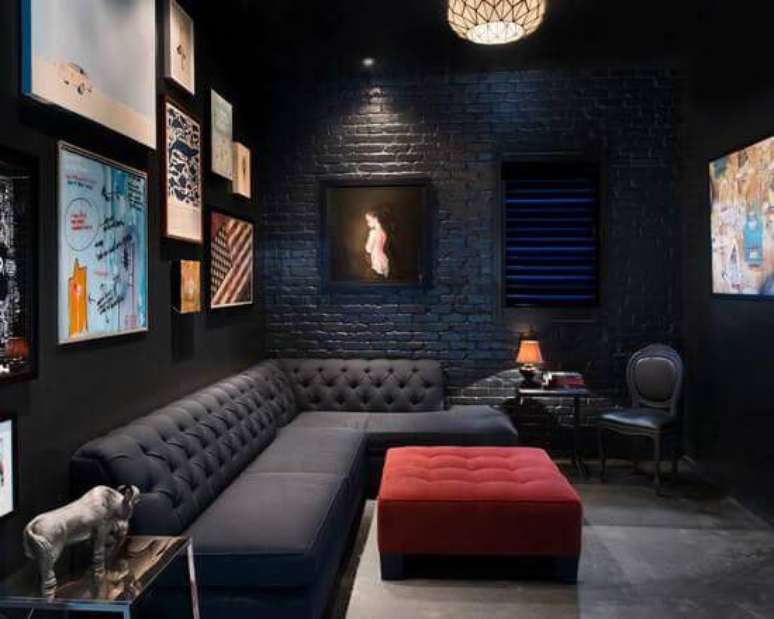 35. Sof&aacute; e apoio para p&eacute;s em tom vermelho. Fonte: Pinterest