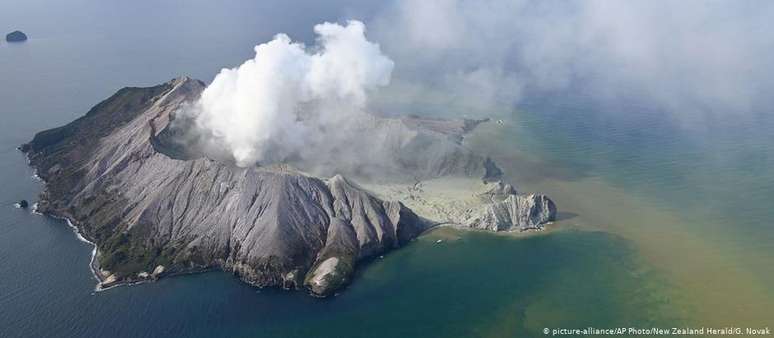 Whakaari fica na ilha turística de White Island, a cerca de 50 quilômetros da costa da Ilha Norte da Nova Zelândia