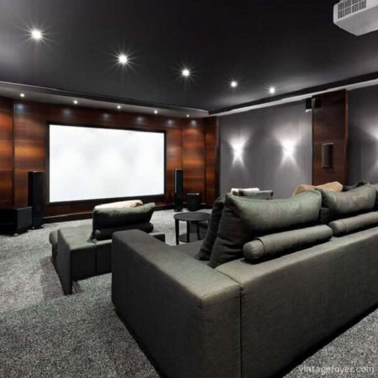 63. Invista em spot de luz para decora&ccedil;&atilde;o da sala de cinema. Fonte: Pinterest