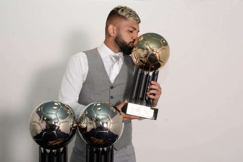 Gabigol levou três troféu para casa no Prêmio Bola de Prata (Foto: Reprodução/Twitter)