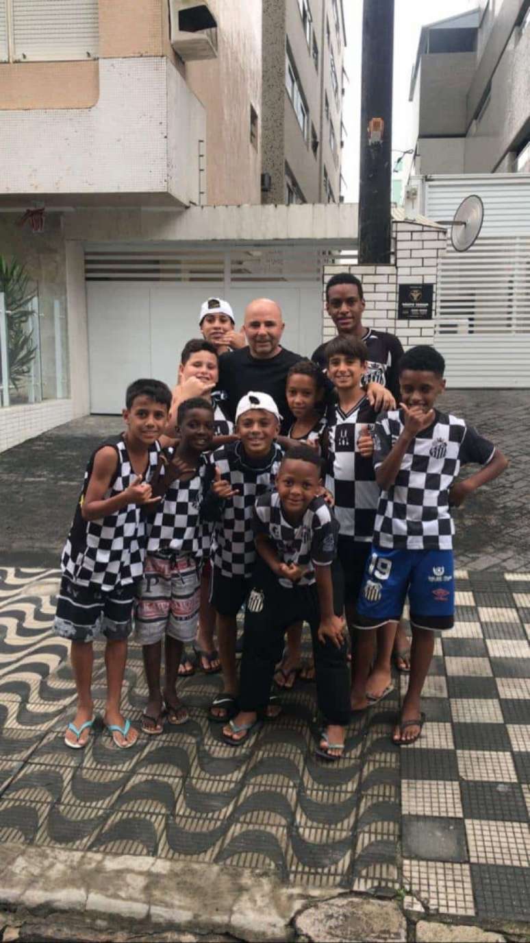 Sampaoli com os 'Meninos da Árvore' em frente ao seu prédio (Beto Bandeiras)