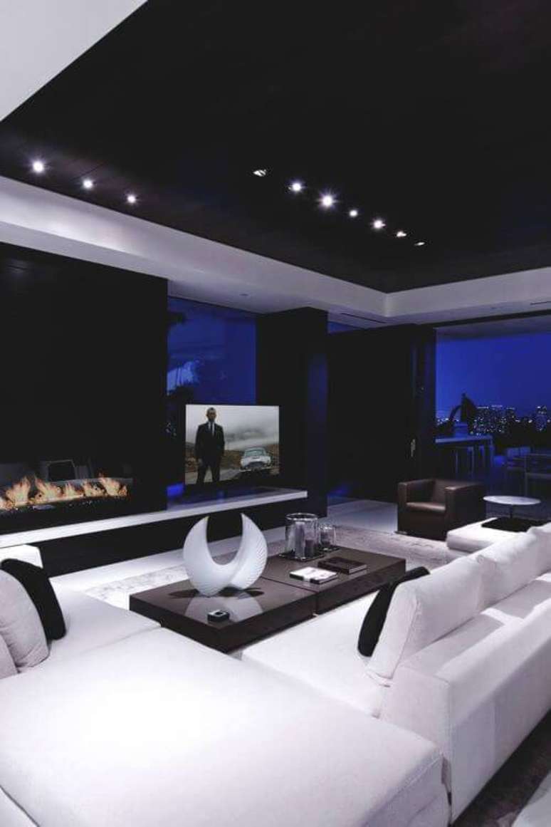 48. O cinema em casa pode ter lareira de vidro, para dar um efeito incrível. Fonte: Pinterest